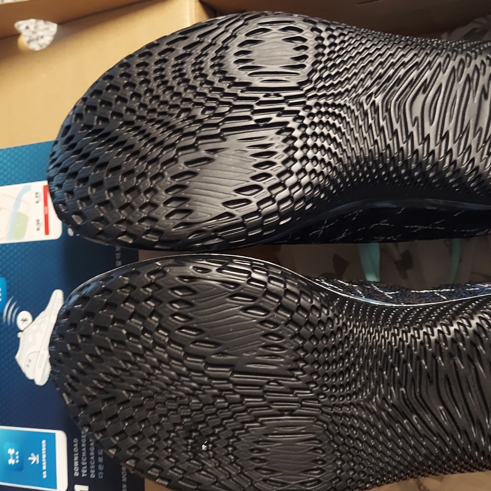 Women's Size 9 Under Armour Black and Blue Running Shoes Bluetooth Connection - Picture 6 of 7